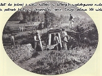 Wejście do jednej z wielu sztolni, w których wydobywano rudę na potrzeby Huty im. Karola Ludwika. Zdjęcie wykonane najprawdopodobniej w latach sześćdziesiątych XIX wieku.