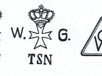 Znaki firmowe "Węgierskiej Górki" na przestrzeni lat. Od lewej: pierwszy znak ochronny wszystkich zakładów wchodzących w skład Komory Cieszyńskiej (korona herbu Habsburgów, krzyż maltański i skrót TSN - Teschen (niem. Cieszyn)), znak firmowy z lat 1918 - 1936 z literami WG oraz znak używany od 1936 z pewnymi zmianami do dziś (trójkąt z monogramem WG).