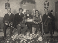 Połowa lat 30-tych XX w. Koncert Józefa Cetnera (drugi od lewej), wybitnego skrzypka, profesora Śląskiego Konserwatorium w Katowicach. Koncert odbył się w sali Towarzystwa Szkoły Ludowej (TSL) w Węgierskiej Górce. Prezesem koła TSL w Węgierskiej Górce był prof. Jerzy Buzek.