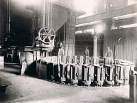 Rok 1915/1916. Urządzenie do pionowego odlewania rur (tzw. metodą Ardelta). Dzięki tej metodzie, w 1929 roku w Węgierskiej Górce odlano największą na świecie rurę wodociągową o średnicy 1,2 m. i długości 5 m.