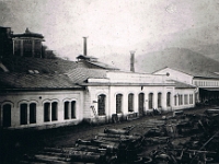 Ok. 1880 roku. Front budynku Huty Karola Ludwika, w głębi z lewej strony widoczne dwa wielkie piece rozebrane w 1905 roku.