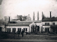 Zdjęcie wykonane około 1880 roku. Fragment frontowych zabudowań Huty, wraz z wielkimi piecami.