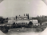 Rok 1865. Najstarsze zdjęcie przedstawiające zabudowania Huty wraz z wielkimi piecami zlikwidowanymi w 1905 roku.