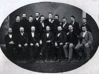 Około roku 1880. Zarząd Huty. W pierwszym rzędzie w środku siedzi Emil Reissig, Dyrektor Naczelny Huty w latach 1874 - 1884.