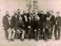Pracownicy dozoru przed gospodą hutniczą. W pierwszym rzędzie w środku Ludwik Olwein, dyrektor naczelny Huty w latach 1844 - 1874.