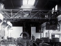 Lata trzydzieste. Wnętrze Warsztatów Mechanicznych. Na zdjęciu suwnica o maksymalnym udźwigu 15 ton. Zakupiona w 1928 r.