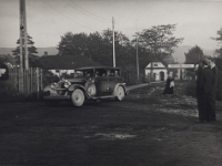 Lata trzydzieste XX wieku. Na zdjęciu służbowy Mercedes Dyrektora Jerzego Buzka, skonfiskowany w 1945 roku przez Armię Czerwoną.