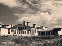 Rok 1938. Nowopowstały budynek emalierni. Nie został oddany do użytku przed wybuchem wojny. Od 1948 pełnił funkcję hali odlewniczej.