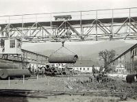 Druga połowa lat trzydziestych. Suwnica gdańska o maksymalnym udźwigu 6 ton. Na wyposażeniu Zakładu w tamtym okresie, znajdowały się także suwnice o maksymalnym udźwigu 15 a nawet 20 ton.
