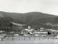 Rok 1938. Budynek Emalierni na tle gór.