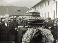 Pożegnanie dyrektora prof. Jerzego Buzka, (zmarłego nagle 9 lutego 1939 r.), przez rodzinę, pracowników i mieszkańców Węgierskiej Górki. Prof. Buzek spoczywa na cmentarzu ewangelickim w Cieszynie.