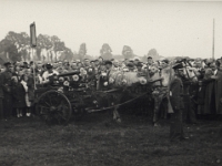 Rok 1938. Przekazanie ciężkiego karabinu maszynowego dla Polskiej Armii, ufundowanego przez pracowników Górniczo - Hutniczej Sp. Akc. "Węgierska Górka".