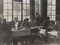 Rok 1935. Wizyta Pierwszej Damy II RP, Marii Mościckiej (w białym kapeluszu) w Węgierskiej Górce.