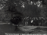 Rok 1919. Pierwsze i jedyne w czasach II RP obchody święta pierwszomajowego. Na zdjęciu zakładowa orkiestra (pierwszy plan) oraz pracownicy (drugi plan).