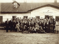Lata dwudzieste XX w. Pracownicy "Węgierskiej Gorki" w dniu obchodow święta 3 Maja. Zdjęcie wykonane przed gospodą hutniczą.