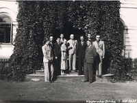 Rok 1937. Zdjęcie wykonane przed budynkiem dyrekcji. W środku prof. Jerzy Buzek z malżonką.