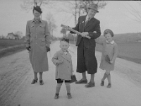 Dyrektor Jakob Sieber z rodziną na spacerze w Węgierskiej Górce. Sieber był dyrektorem Odlewni z nadania III Rzeszy przez niemal cały okres okupacji. Opuścił Zakład 20 stycznia 1945 r. w związku ze zbliżającą się ofensywą Armii Czerwonej.