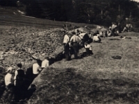 Sierpień 1944 r. Mieszkańcy Węgierskiej Górki w trakcie przymusowego kopania rowów strzeleckich. Pracownicy Odlewni byli zwolnieni z przymusu w ciągu tygodnia roboczego z racji wykonywanej pracy. Zobowiązani byli jednak do robót w niedziele.