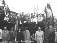 Rok 1965. Święto 1 Maja. Na podium stoją pracownicy dyrekcji "Węgierskiej Górki". Ponżej członkowie rady zakładowej ze sztandarami.