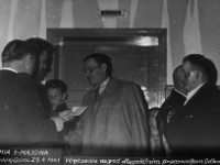 Rok 1961. Święto 1 Maja. Dyrektor Władysław Adamiec wręcza nagrody długoletnim pracownikom Odlewni Żeliwa.