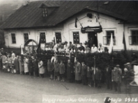 Rok 1956. Święto 1 Maja. Zdjęcie wykonane przed restauracją hutniczą.