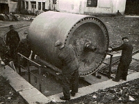 Rok 1945. Walec papierniczy wykonany na zlecenie Żywieckiej Fabryki Papieru "Solali", w miejsce zniszczonego przez okupanta. Dostawa znacznie przyśpieszyła uruchomienie powojennej produkcji papieru.