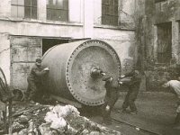 Rok 1945. Walec papierniczy dla Żywieckiej Fabryki Papieru "Solali".