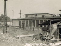 Rok 1957. Budowa hali Oczyszczalni Odlewni Nr 2 w górnej części zakładu.
