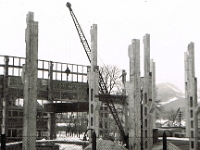 Rok 1964. Budowa hali obróbki kształtek i oczyszczalni Odlewni Nr 1 w dolnej części zakładu.