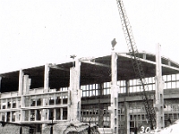 Rok 1964.  Budowa hali obróbki kształtek i oczyszczalni Odlewni Nr 1 w dolnej części zakładu.