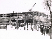 Rok 1965. Budowa hali obróbki kształtek i oczyszczalni Odlewni Nr 1 w dolnej części zakładu.