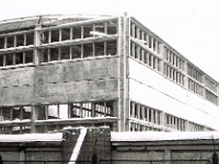 Rok 1965. Budowa hali obróbki kształtek i oczyszczalni Odlewni Nr 1 w dolnej części zakładu.