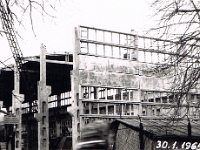 Rok 1965.  Budowa hali obróbki kształtek i oczyszczalni Odlewni Nr 1 w dolnej części zakładu.