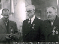 Rok 1958. Obchody 120-lecia Odlewni Żeliwa w Węgierskiej Górce. Na zdjęciu zasłużeni pracownicy, uhonorowani odznaczeniem państwowym.