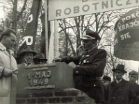 1 maja 1949. Wmurowanie kamienia węgielnego pod budowę Domu Robotniczego (po lewej w jasnym płaszczu Stanisław Pauk, Dyrektor Naczelny Odlewni).