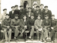 Rok 1945. Grupa pracowników Odlewni przed restauracją hutniczą.