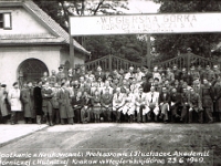 Rok 1949. Spotkanie ze studentami i naukowcami krakowskiej Akademii Górniczo-Hutniczej w Węgierskiej Górce.