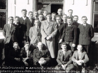 Rok 1945. Uczestnicy kursu mistrzowskiego w zawodzie odlewniczym, zorganizowanego przez Odlewnię Żeliwa.