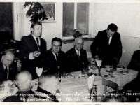 Rok 1967. Spotkanie z pracownikami, przechodzącymi na emeryturę. Władysław Dziedzic (drugi od lewej) wznosi toast za odchodzących pracowników.