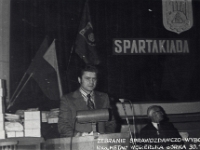 Rok 1974. Zebranie sprawozdawczo - wyborcze RKS "Metal" podległego Odlewni Żeliwa. Na zdjęciu Roman Tetłak, przewodniczący obrad.