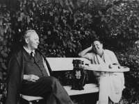 Jerzy Buzek wraz z żoną Heleną i psem wypoczywa w ogrodzie hutniczym.