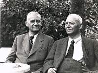 Jerzy Buzek wraz ze swym współpracownikiem, inż. Juliuszem Skałką. Zdjęcie wykonane na początku lat trzydziestych.