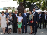 Zdjęcie Rodziny Buzków przed pomnikiem prof. Buzka.