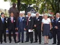 Pod pomnikiem prof. Jerzego Buzka (od lewej): Włodzimierz Walaszek, Marek Podgrodzki, Jerzy Buzek, Władysław Płonka, Jan Jurasz, Małgorzata Pępek, Władysław Adamiec.