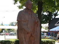 Pomnik prof. Jerzego Buzka.