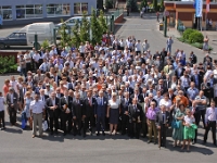 Wspólne zdjęcie pracowników i gości METALPOLU zebranych przed budynkiem biurowca w dniu obchodów jubileuszu 175-lecia Zakładu.