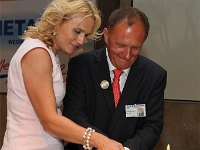 Tort urodzinowy krojony przez Prezesa Zarządu METALPOLU Marka Podgrodzkiego wraz z Małżonką Anną.