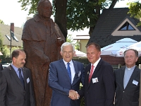 Prezes Marek Podgrodzki i premier Jerzy Buzek pod pomnikiem prof. Jerzego Buzka.