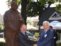 Wójt gminy Węgierska Górka oraz premier Jerzy Buzek przed pomnikiem prof. Buzka.