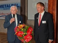 Gratulacje z okazji jubileuszu na ręce Marka Podgrodzkiego: Tadeusz Franaszek - prezes Stowarzyszenia Technicznego Odlewników Polskich.